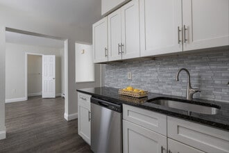 Oak Knoll in Norwalk, CT - Building Photo - Interior Photo