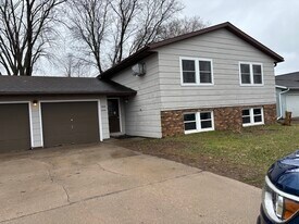 1004 Terrace Dr in Onalaska, WI - Building Photo