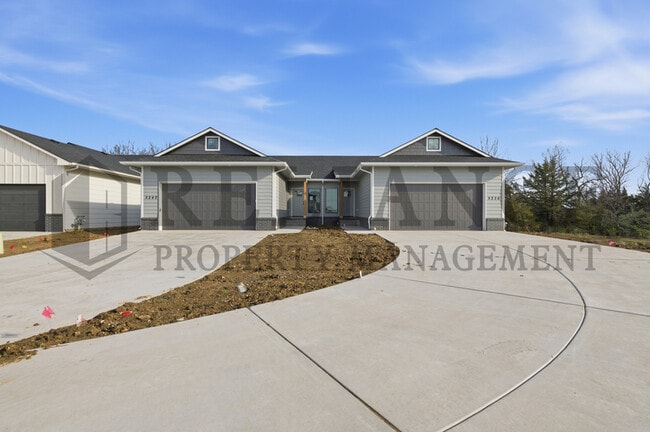 5240 N Pinecrest Ct in Bel Aire, KS - Building Photo - Building Photo