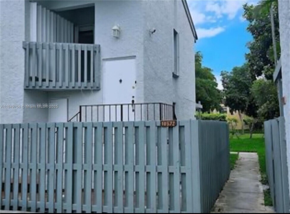 10572 NW 7th Terrace in Miami, FL - Building Photo