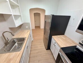 255 NW 32nd St in Miami, FL - Building Photo - Building Photo