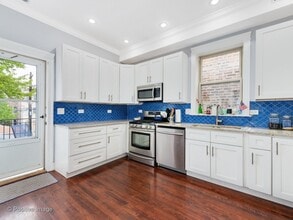 2725 N Kedzie Ave in Chicago, IL - Foto de edificio - Building Photo