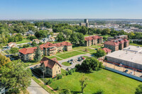 Chambers Court Apartments in Omaha, NE - Building Photo - Building Photo