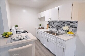 1803 W Sumac Ln, Unit E in Anaheim, CA - Building Photo - Building Photo