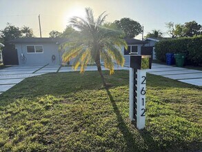 2612 Acapulco Dr in Miramar, FL - Building Photo - Building Photo