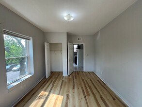3801 W Thomas St, Unit 1 in Chicago, IL - Foto de edificio - Building Photo