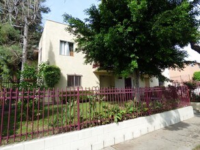 839 N Summit Ave in Pasadena, CA - Foto de edificio - Building Photo