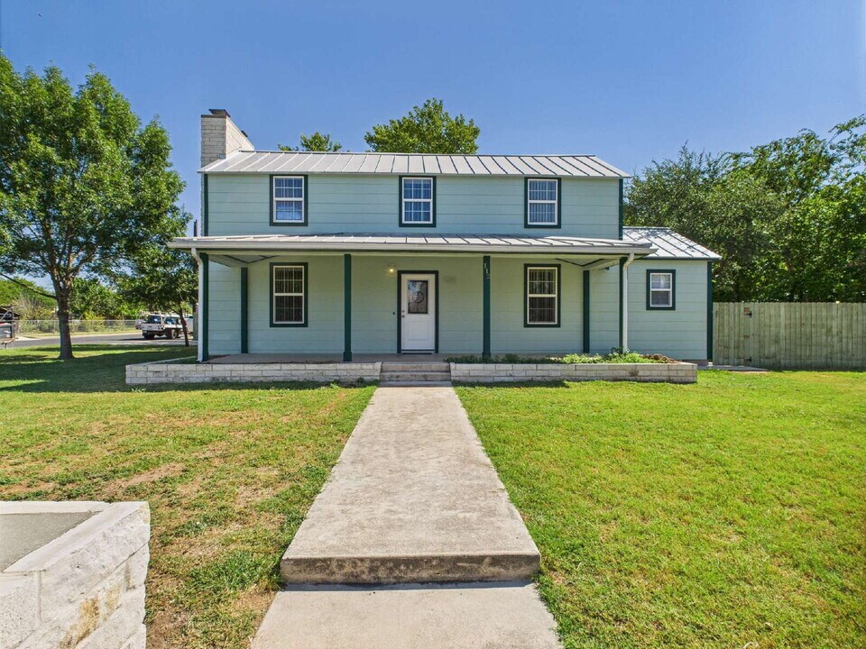 112 W Hackberry St in Fredericksburg, TX - Building Photo