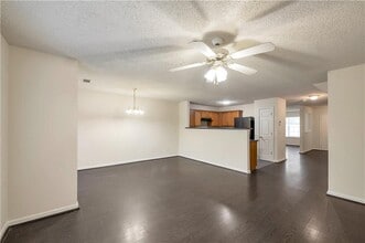 950 Parkway Rd in Union City, GA - Building Photo - Building Photo