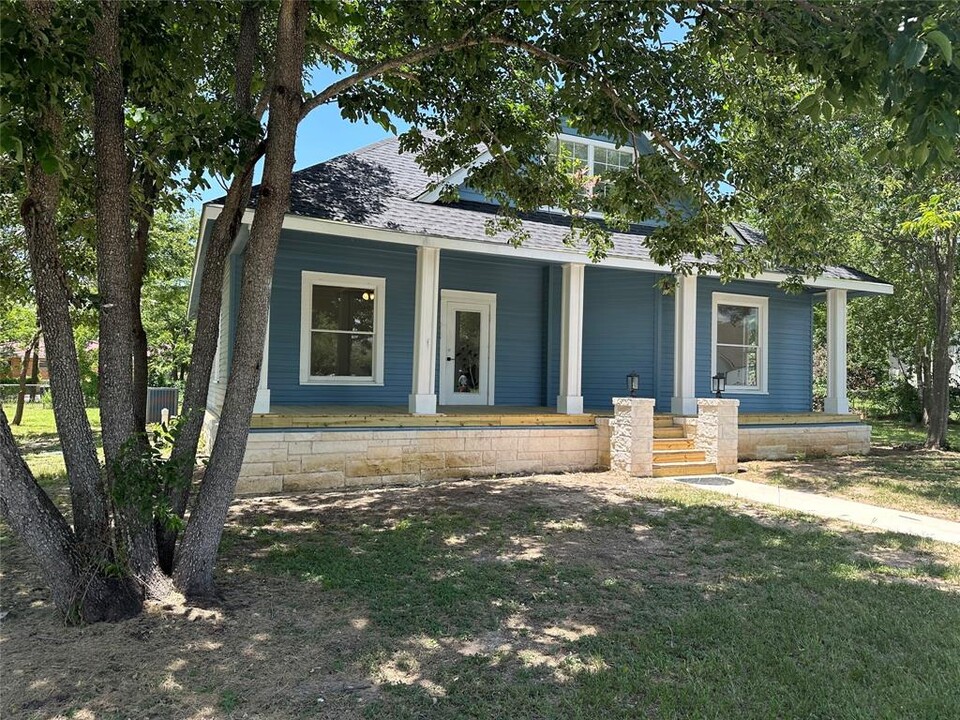 561 S Chambers St in Giddings, TX - Building Photo