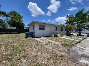 642 NW 77th St in Miami, FL - Foto de edificio - Building Photo