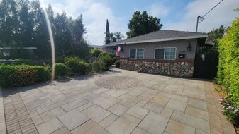 15358 Leadwell St in Los Angeles, CA - Building Photo