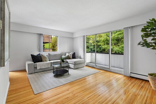 2225 W 8th Ave in Vancouver, BC - Building Photo - Building Photo