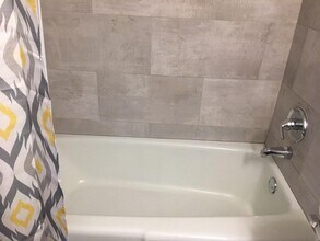 5125 Blodgett Ave, Unit apt. 315 in Downers Grove, IL - Building Photo - Building Photo