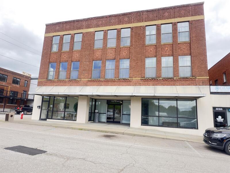 1095 W Main St in Milton, WV - Building Photo
