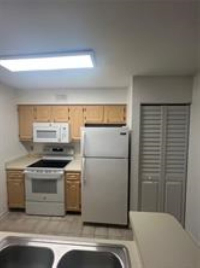 2820 N Oakland Forest Dr, Unit 207 in Oakland Park, FL - Building Photo - Building Photo