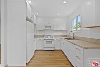 6640 Woodman Ave in Los Angeles, CA - Building Photo - Building Photo