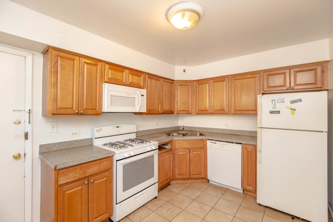 2001 W Touhy Ave-Unit -2001-101 in Chicago, IL - Building Photo
