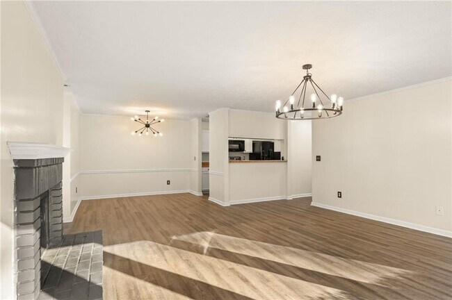 523 Warm Springs Cir in Roswell, GA - Building Photo - Building Photo