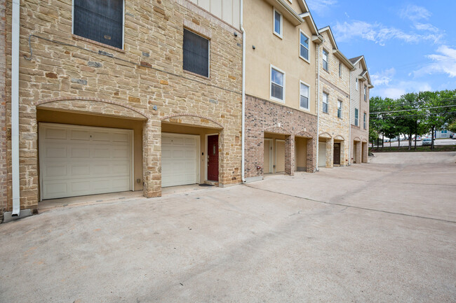 1402 Parker Lane #4 in Austin, TX - Building Photo - Building Photo