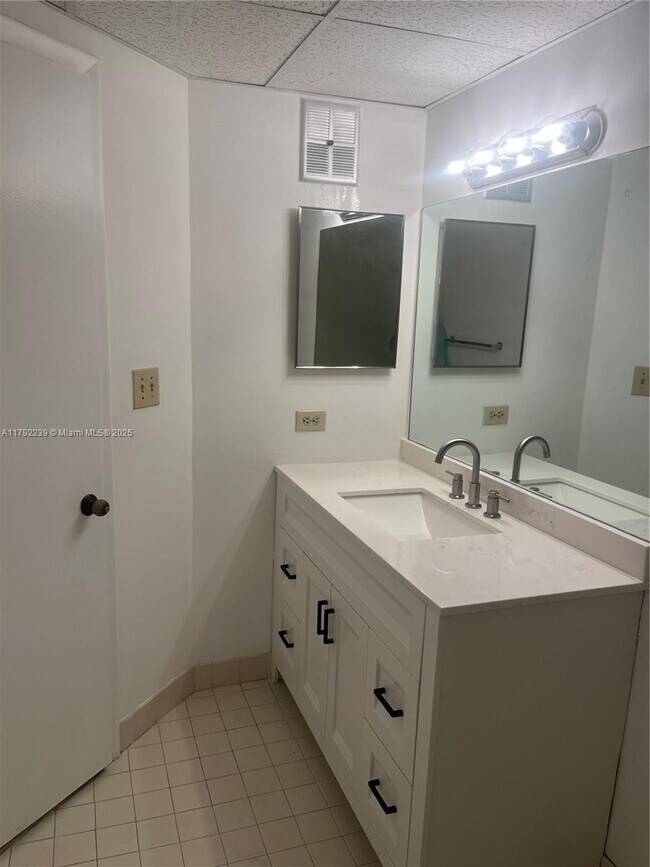 8290 Lake Dr, Unit 317 in Doral, FL - Building Photo - Building Photo