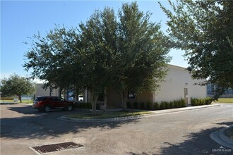 Lakes Condominiums in McAllen, TX - Foto de edificio - Building Photo