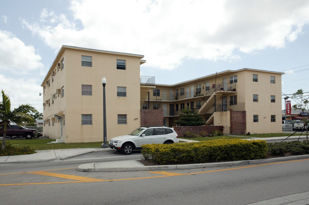 1575 Palm Ave in Hialeah, FL - Building Photo