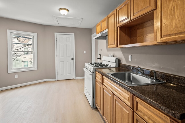 113 E Main St in Paterson, NJ - Foto de edificio - Building Photo