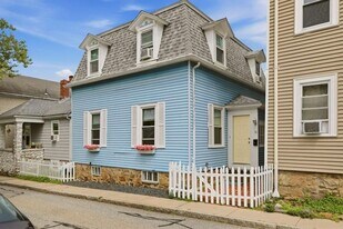 36 Dixon St in Newport, RI - Building Photo