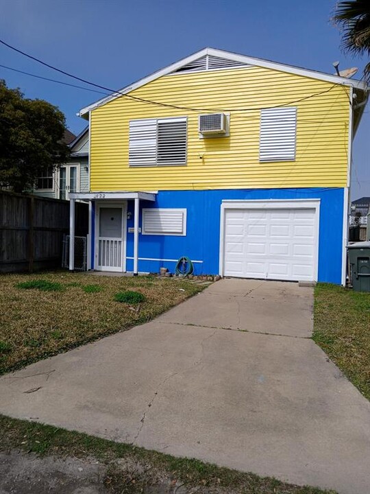 2122 Avenue O 1/2 in Galveston, TX - Building Photo