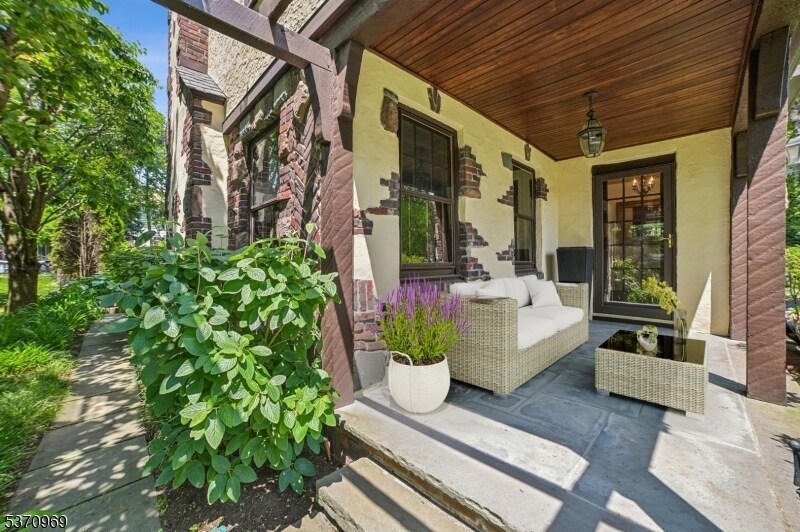 49 Greenwood Dr in Millburn, NJ - Building Photo