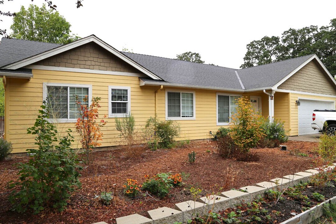 521 N 12th St in Philomath, OR - Building Photo