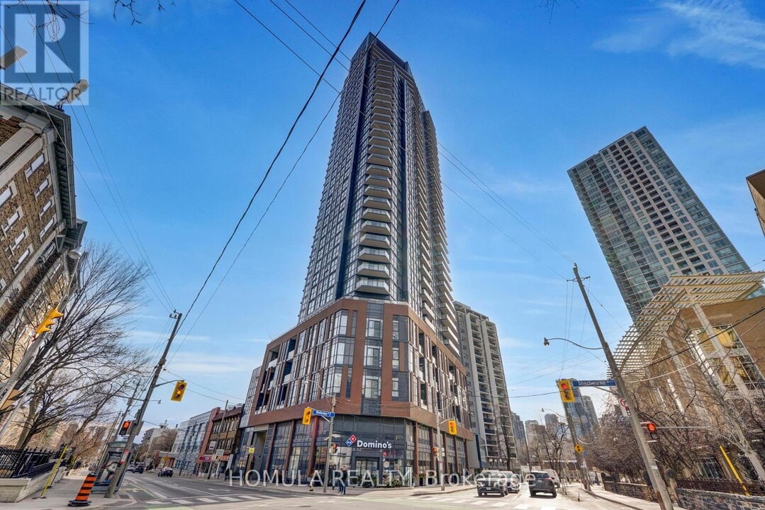 159-159 Wellesley St E in Toronto, ON - Building Photo