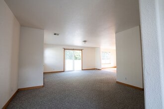 2712 Meadow Creek Way in Arcata, CA - Building Photo - Building Photo