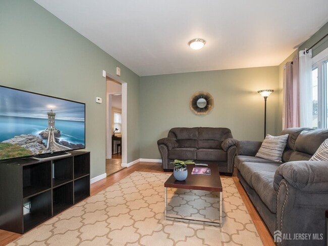 33 Windsor Dr in East Brunswick, NJ - Building Photo - Building Photo