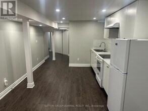 100 Gilmore Crescent in Vaughan, ON - Building Photo - Building Photo