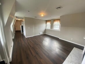 35 Main St, Unit #1 in Franklin, NJ - Foto de edificio - Building Photo