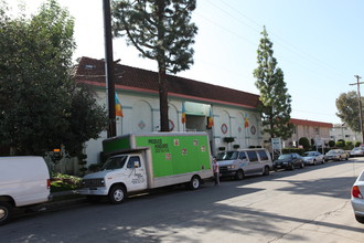 Canoga Plaza Apartments in Canoga Park, CA - Building Photo - Building Photo