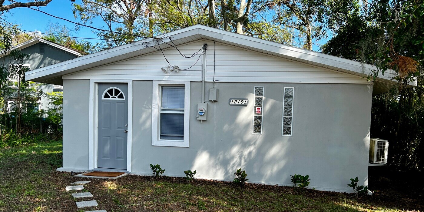 1219 Holly Ave in Daytona Beach, FL - Foto de edificio