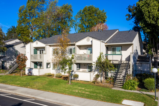 The Huntley Apartments in Hayward, CA - Foto de edificio - Building Photo