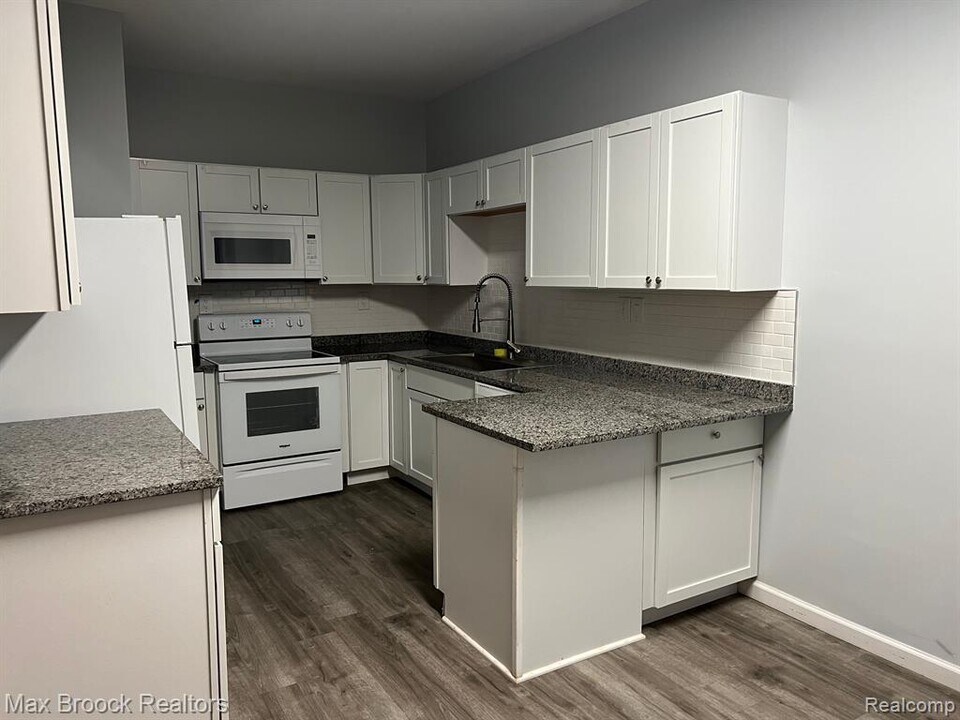 4023 Alia Dr in Warren, MI - Building Photo