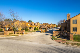 Peach Tree Village in Springfield, MO - Foto de edificio - Building Photo