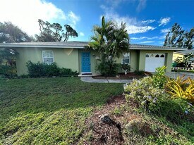 749 Hartford Dr NW in Port Charlotte, FL - Building Photo