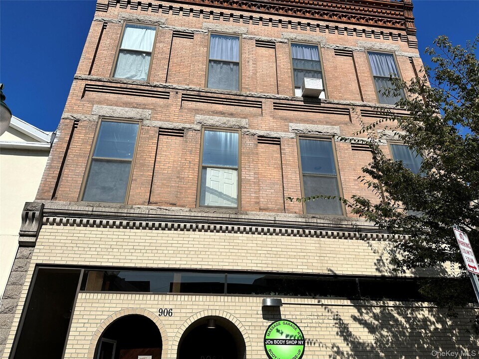 906 South St in Peekskill, NY - Building Photo