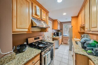 543 Centre St in Newton, MA - Building Photo - Building Photo