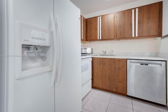 210 172nd St in Sunny Isles Beach, FL - Building Photo - Building Photo
