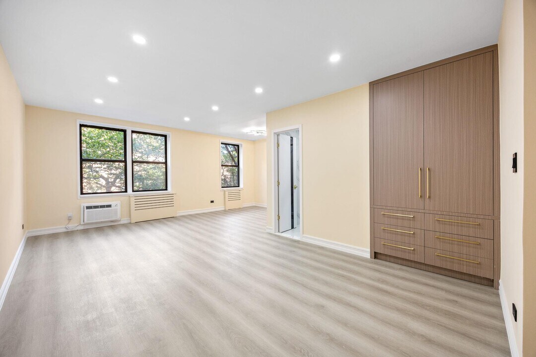 100-25 Queens Blvd in Queens, NY - Building Photo