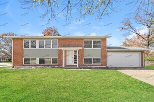 2205 Montagne Dr in Florissant, MO - Building Photo