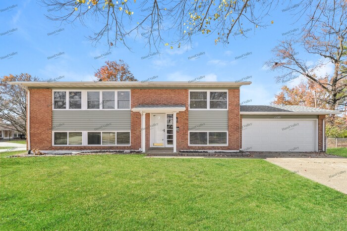 2205 Montagne Dr in Florissant, MO - Building Photo