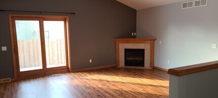 701 Cork Xing in Cottage Grove, WI - Foto de edificio - Building Photo